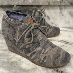 Toms, camo wedges
